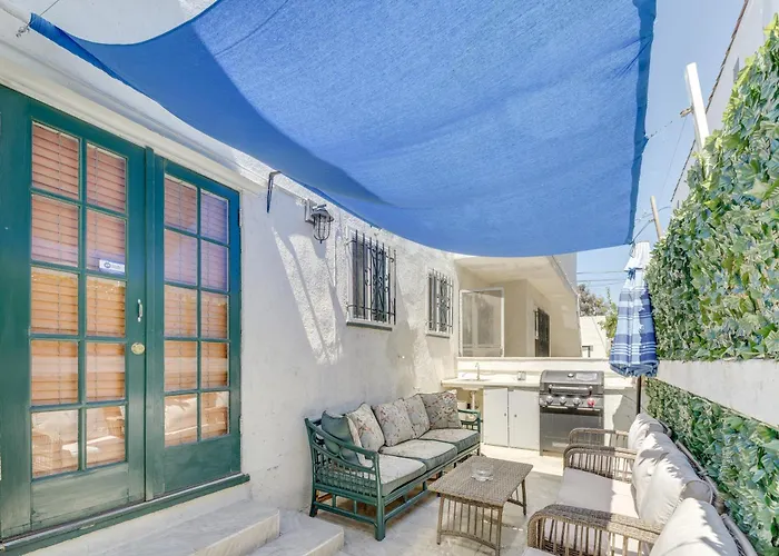 Upscale Los Angeles Retreat With Patio And Bbq Grill!